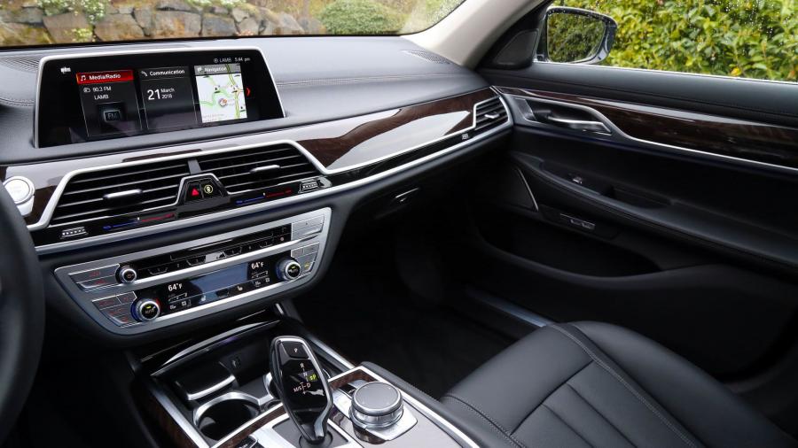 Интерьер BMW 740e iPerformance (G11) 2018 года  (NA) (фото 22 из 40)